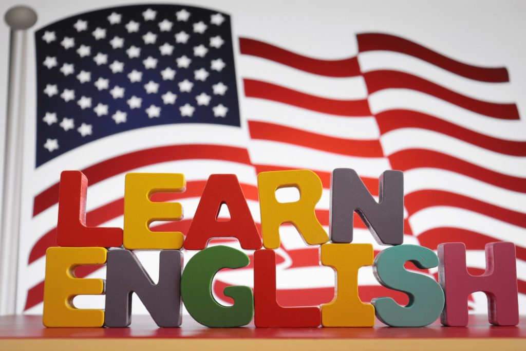 Flaga Stanów Zjednoczonych i napis "learn english" 