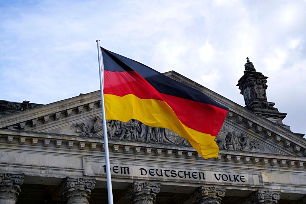 flaga i budowla niemiecka