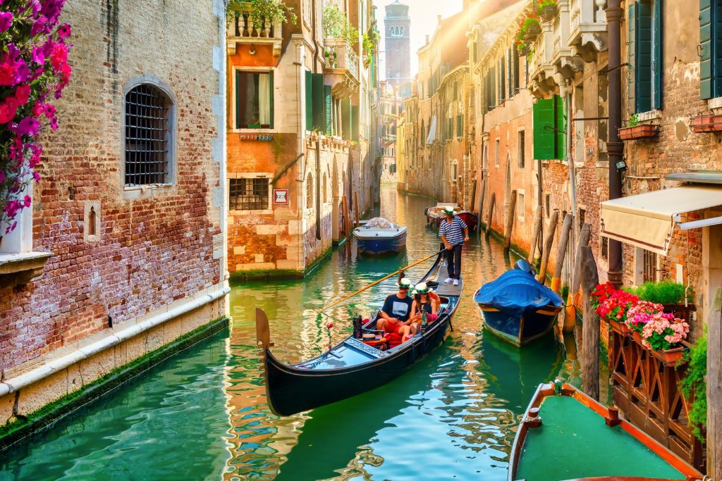 Wenecja - pływająca na wodzie gondola 