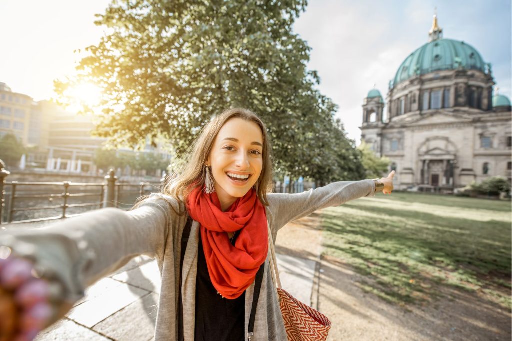 uśmiechnięta kobieta na tle niemieckiej architektury 