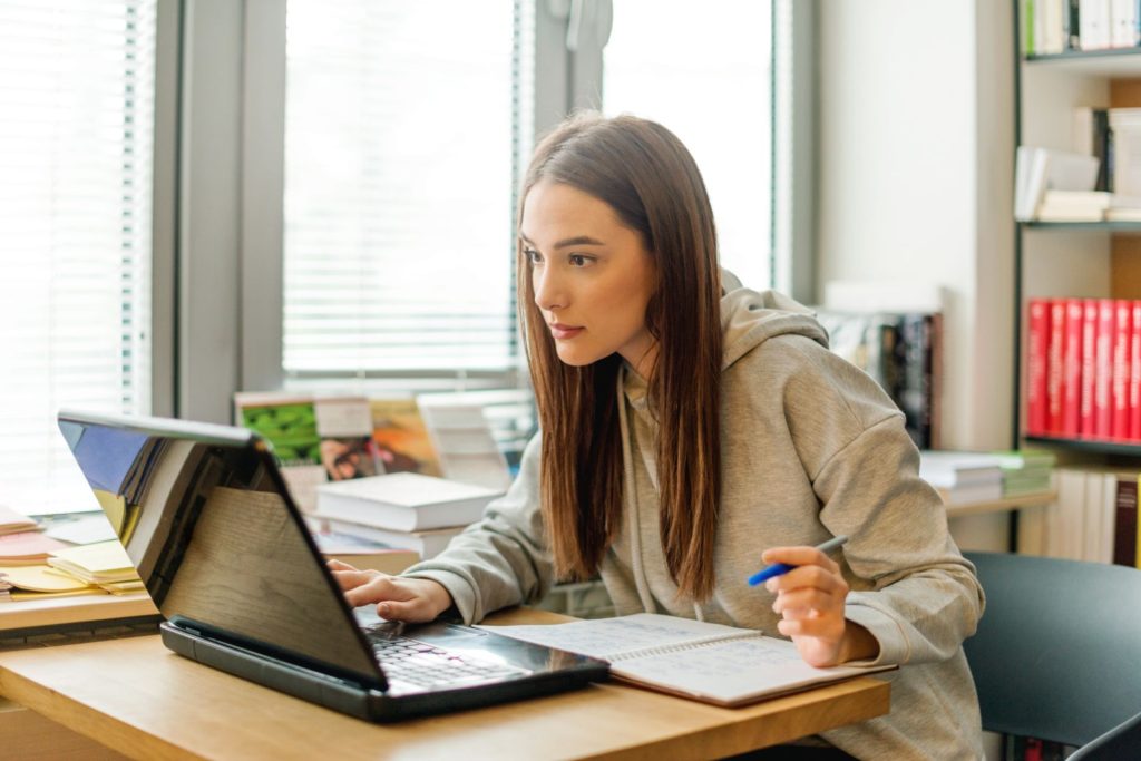 donna che studia online davanti a un computer portatile