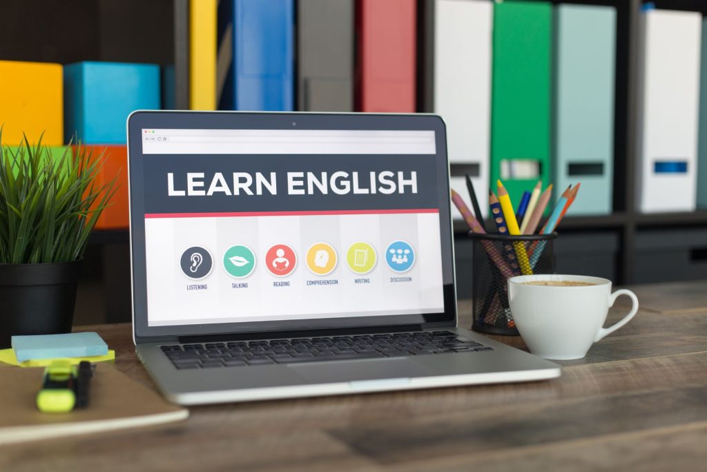 otwarty laptop z kursem angielskiego online