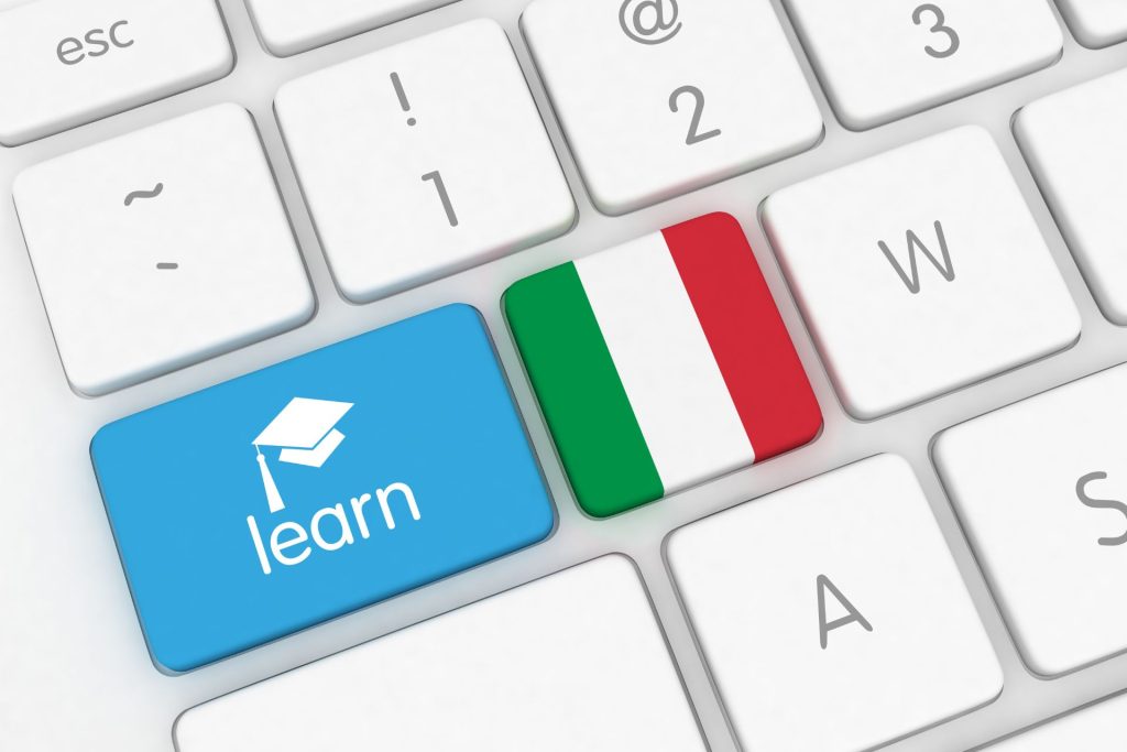klawiatura, na której znajduje się klawisz z flagą Włoch oraz klawisz z napisem "learn"